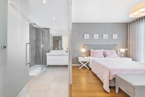 3 quartos, cofres nos quartos, ferros/tábuas de passar roupa