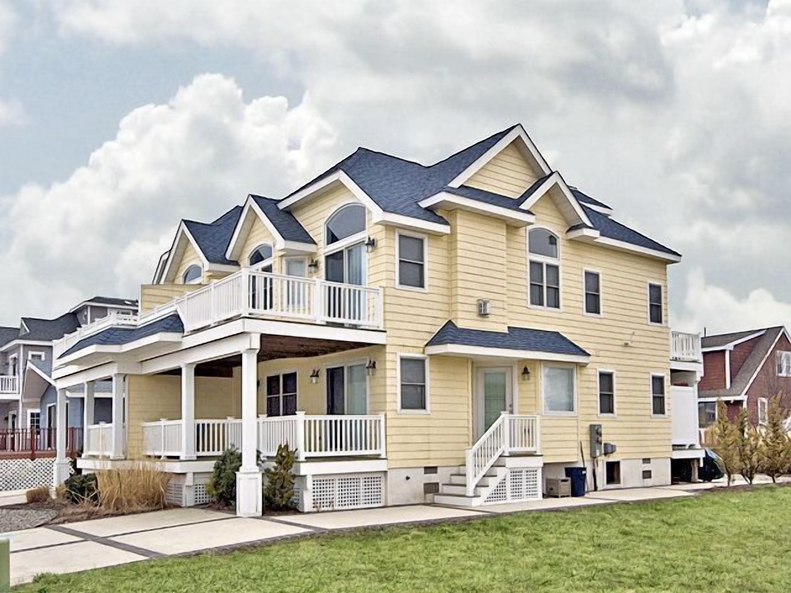 Three story townhome with great views. - OFF STREET PARKING FOR 2