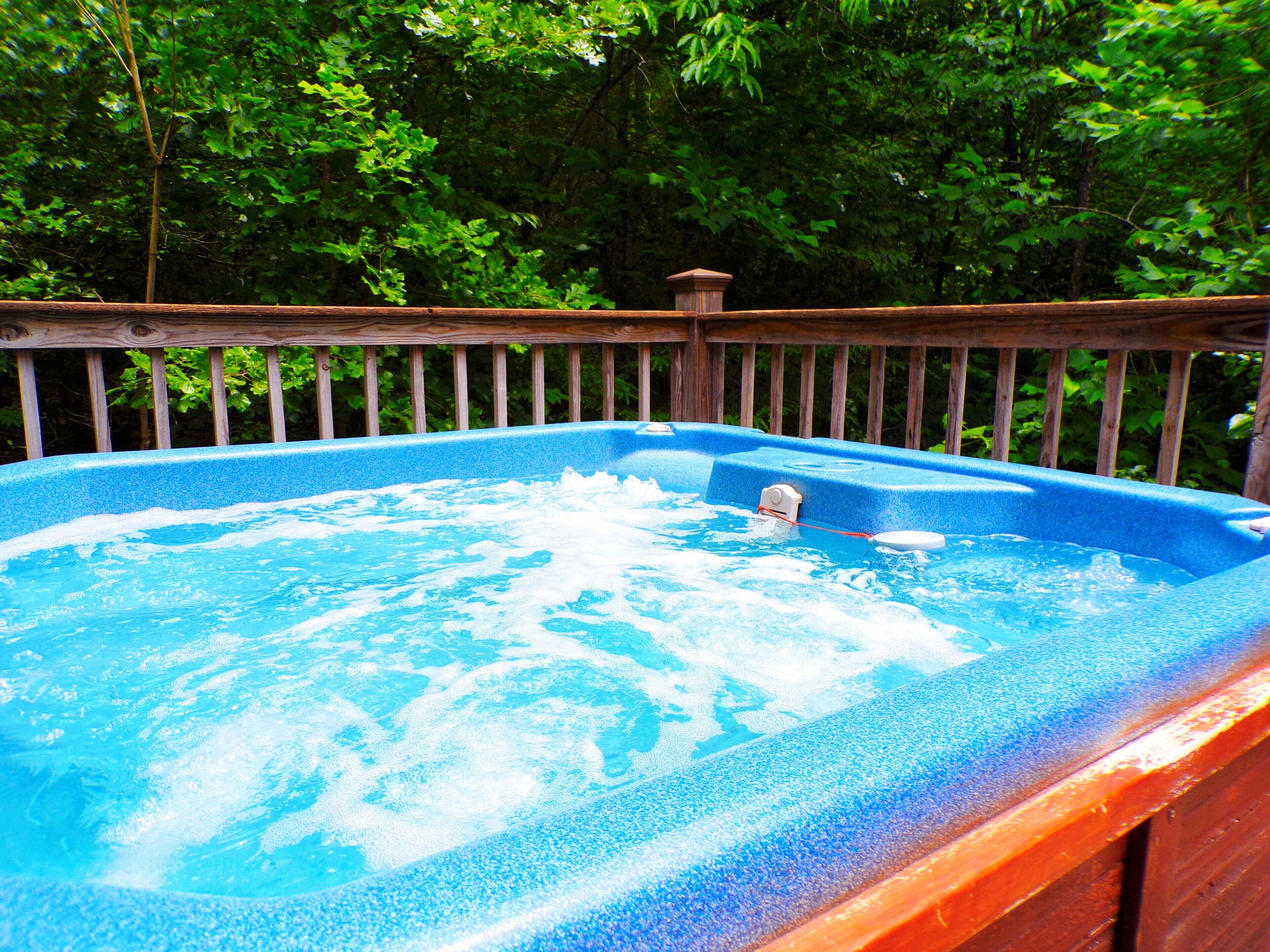 TOTAL PRIVACY & SECLUDED ❤ Romantic Cabin ❤ Near Cades Cove with Hot Tub! 