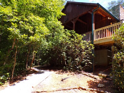 TOTAL PRIVACY & SECLUDED ❤ Romantic Cabin ❤ Near Cades Cove with Hot Tub! 