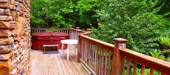 TOTAL PRIVACY & SECLUDED ❤ Romantic Cabin ❤ Near Cades Cove with Hot Tub! 