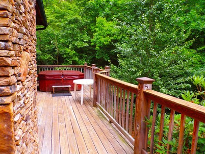 TOTAL PRIVACY & SECLUDED ❤ Romantic Cabin ❤ Near Cades Cove with Hot Tub! 
