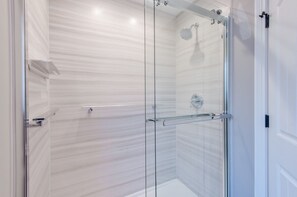 Dusche, Haartrockner, Handtücher, Toilettenpapier