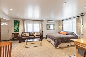 1 habitación, tabla de planchar con plancha, wifi gratis y ropa de cama 