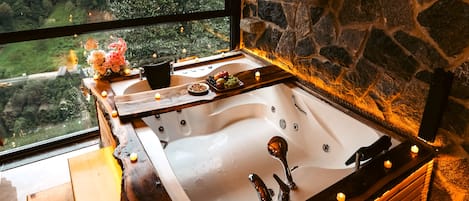 STONE HOUSE | Jetted tub