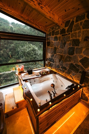 STONE HOUSE | Jetted tub