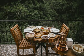 Ilmainen päivittäinen tilauksen mukaan valmistettu aamiainen 