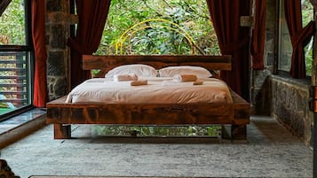 Minibar, escritorio y espacio para trabajar con laptop