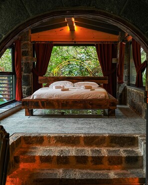 LUXURY STONE HOUSE | Minibar, escritorio y espacio para trabajar con laptop 