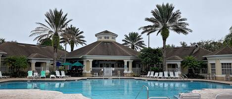 Una piscina al aire libre, una piscina climatizada