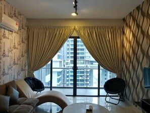 Una televisión, una chimenea, una mesa de tenis de mesa