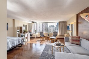 Tabla de planchar con plancha, wifi gratis, ropa de cama