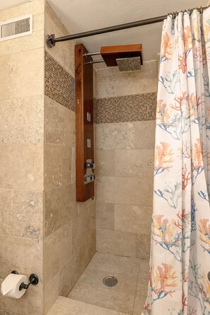 Shower, hair dryer, towels, soap - Spacious renovated studio in downtown Waikiki (Honolulu)