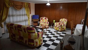 Casa familiar, 2 habitaciones | Zona de estar | Televisión de pantalla plana de 34 pulgadas con canales por satélite
