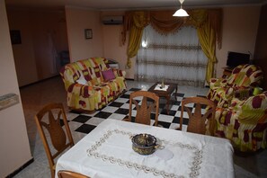 Familiehus, 2 soverom | Spiseområde på rommet