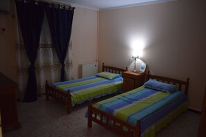 Familiehus, 2 soverom | 2 soverom, skrivebord, blendingsgardiner og lydisolert