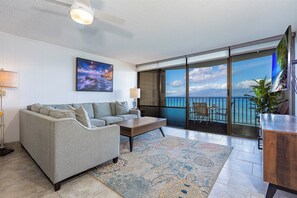 Smart TV, stereo - Special Rate! Ocean Front! Valley Isle Resort 708 (Lahaina)