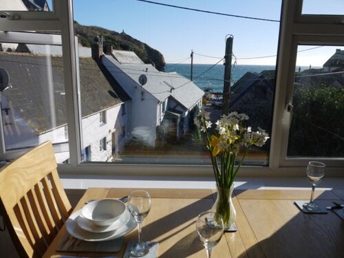 Jimmers Loft@Cadgwith Cove-Beautiful Sea Views