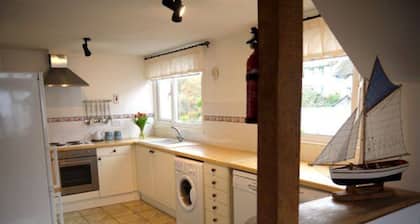 Jimmers Loft@Cadgwith Cove-Beautiful Sea Views