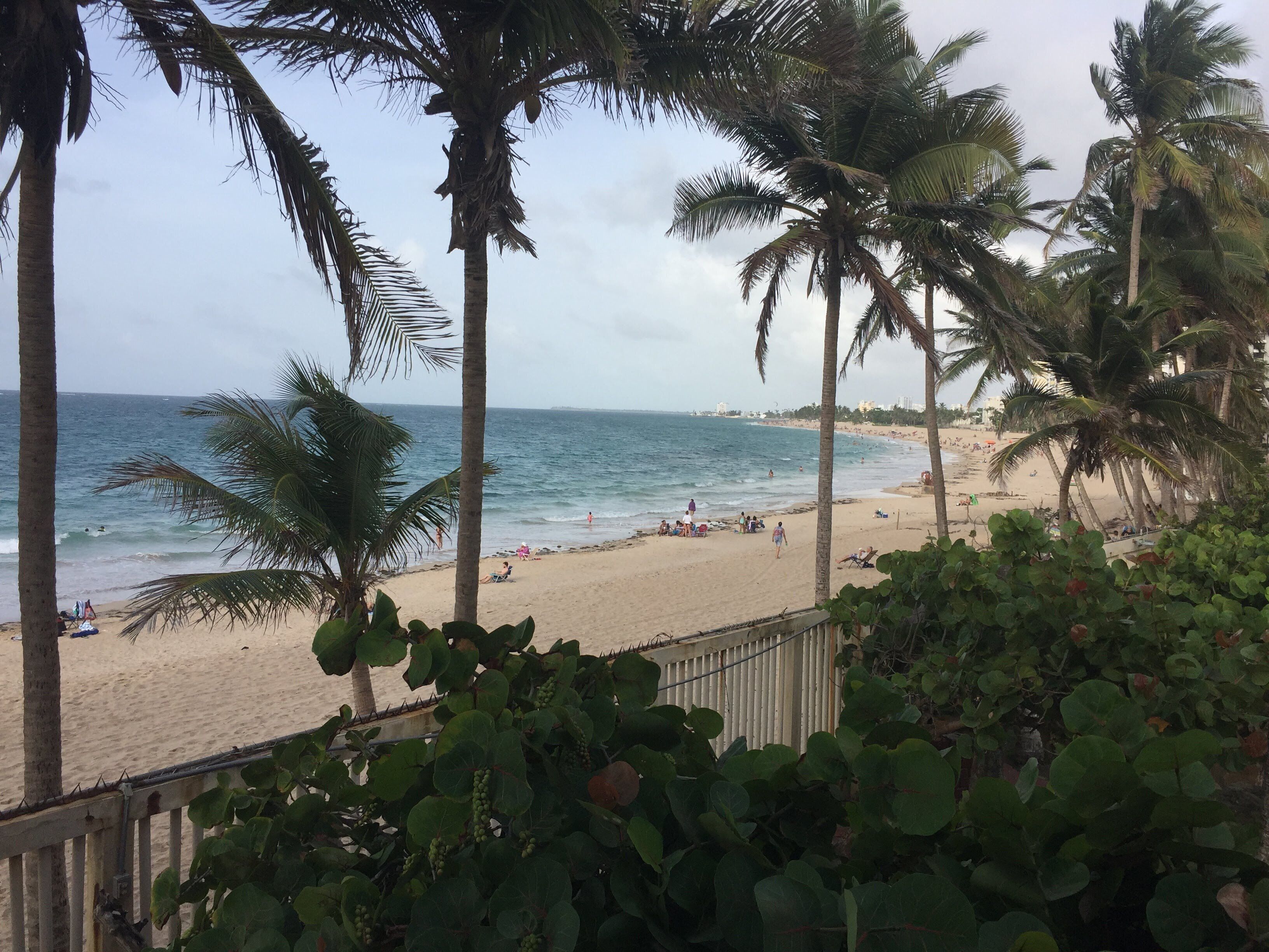På stranden, solsenger og strandhåndklær
