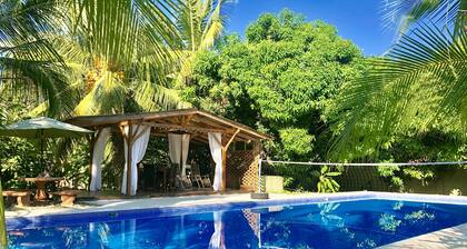 Great studio apt w/ pool near the Whale's Tail!