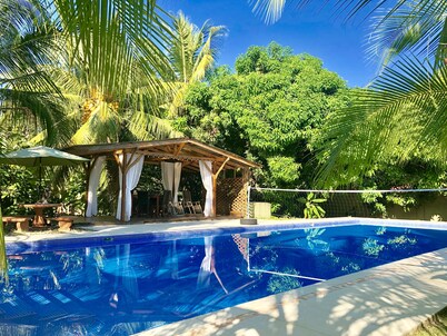 Great studio apt w/ pool near the Whale's Tail!