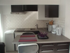 ثلاجة، ميكروويف، موقد طهي مسطح، ماكينة لصنع القهوة/الشاي