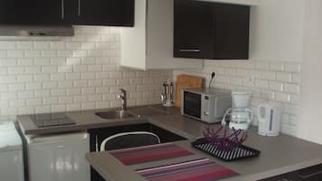 Fridge, microwave, stovetop, coffee/tea maker
