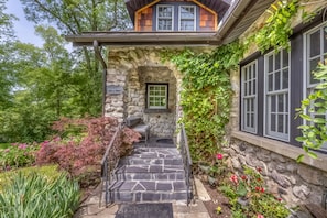 Terrace/patio - Riverfront stone cottage
Private dock & boats
Personal spa
private resort  (Gardiner)