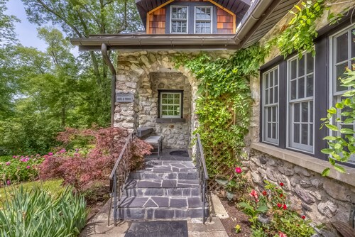 Riverfront stone cottage
Private dock & boats
Personal spa
private resort