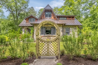 Riverfront stone cottage
Private dock & boats
Personal spa
private resort