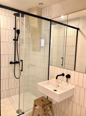 Sèche-cheveux, savon, papier toilette