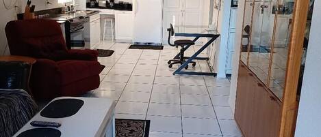 雪櫃、微波爐、焗爐、爐具