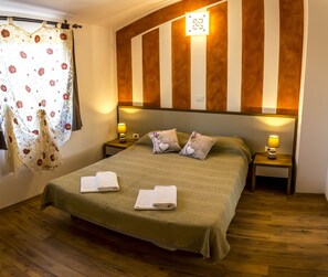 2 chambres, coffres-forts dans les chambres, fer et planche à repasser
