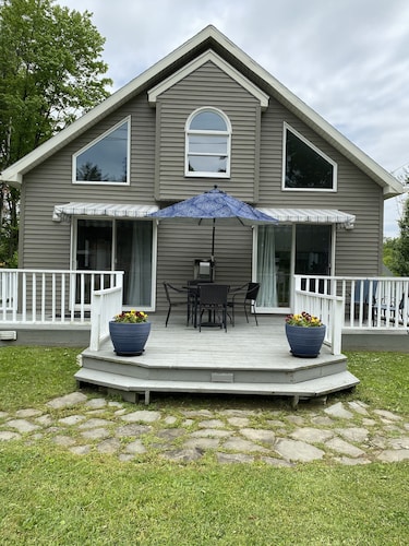 One-of-a Kind Cottage, close to lake, marina and golf, quiet and comfortable