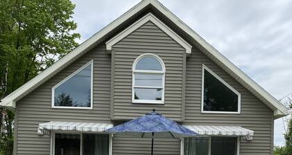 One-of-a Kind Cottage, close to lake, marina and golf, quiet and comfortable