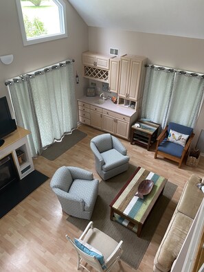 Smart-TV, DVD-spiller, bøker og filmbibliotek