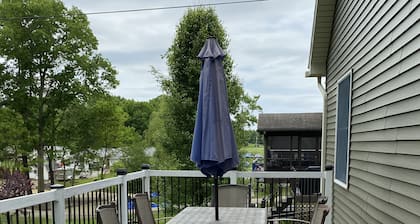 One-of-a Kind Cottage, close to lake, marina and golf, quiet and comfortable