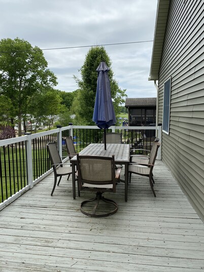 One-of-a Kind Cottage, close to lake, marina and golf, quiet and comfortable
