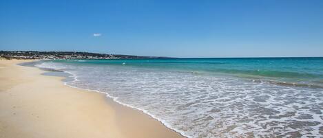 Vlak bij het strand, ligstoelen