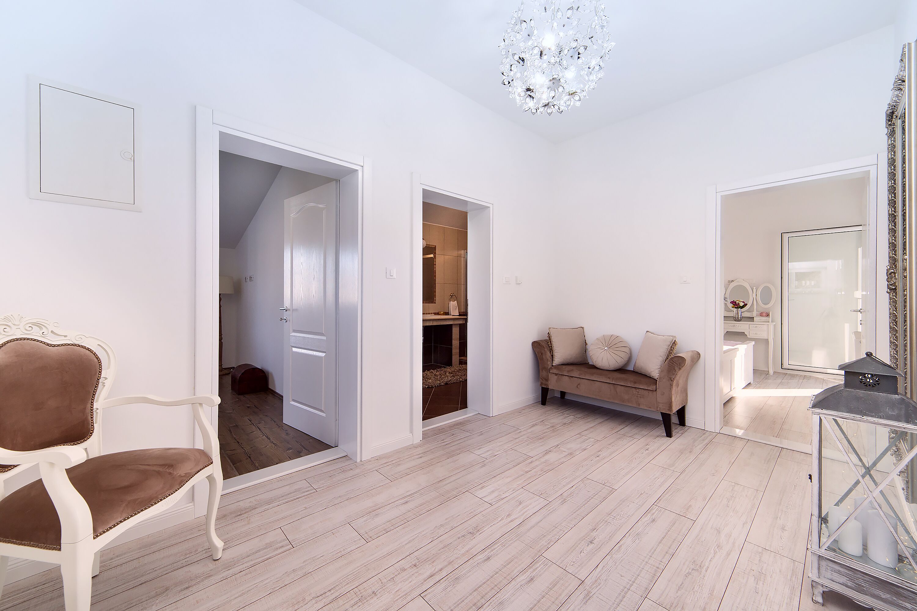 the comfy main hall that connects the bedrooms 