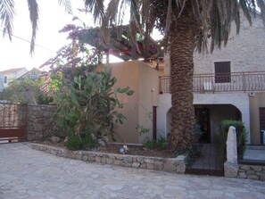 Property grounds - Mala Kapela is an authentic family home (Vrboska)