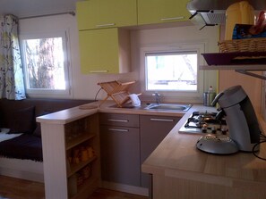 Réfrigérateur, micro-ondes, four, plaque de cuisson