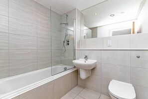 Combined shower/tub, towels