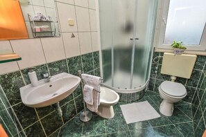 Apartment (A1) | Badezimmer | Dusche, Haartrockner