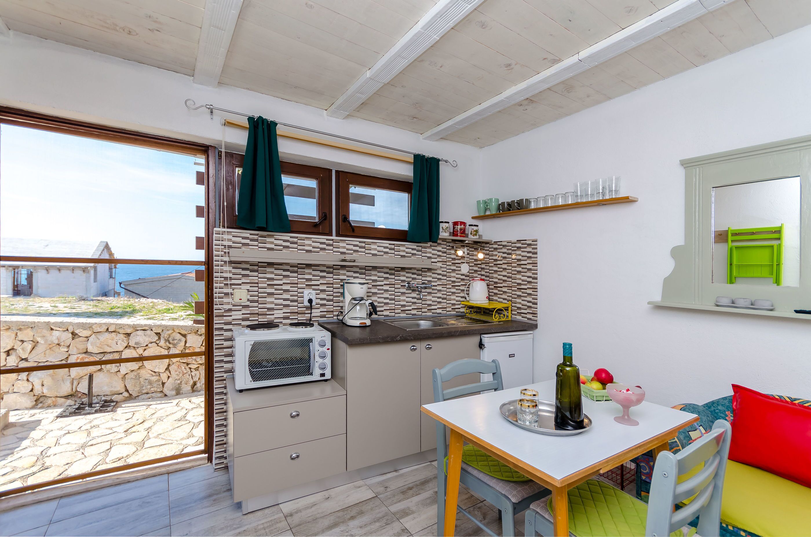 Private kitchen | Fridge, microwave, oven, stovetop