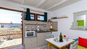 Private kitchen | Fridge, microwave, oven, stovetop