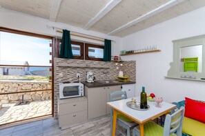 Private kitchen | Fridge, microwave, oven, stovetop - Apartment Mezaroca (Rogoznica)