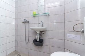 Baño | Regadera y secadora de cabello 
