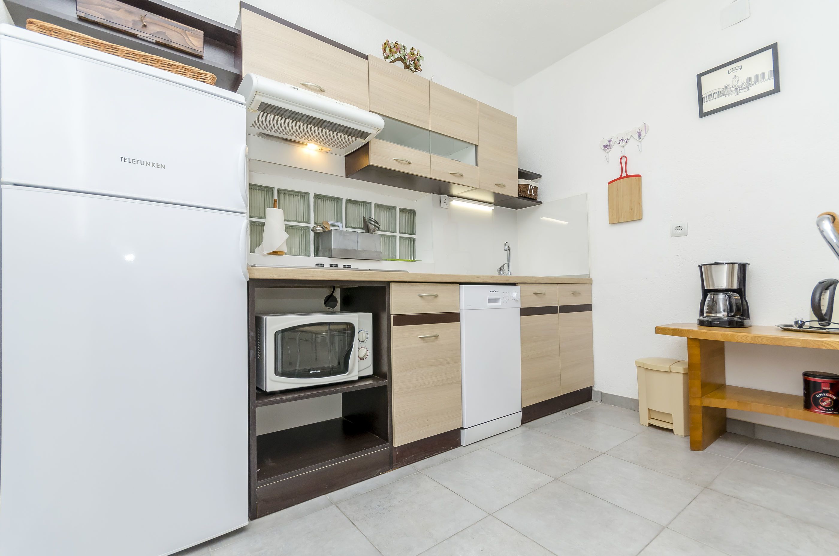 Private kitchen | Fridge, microwave, oven, stovetop
